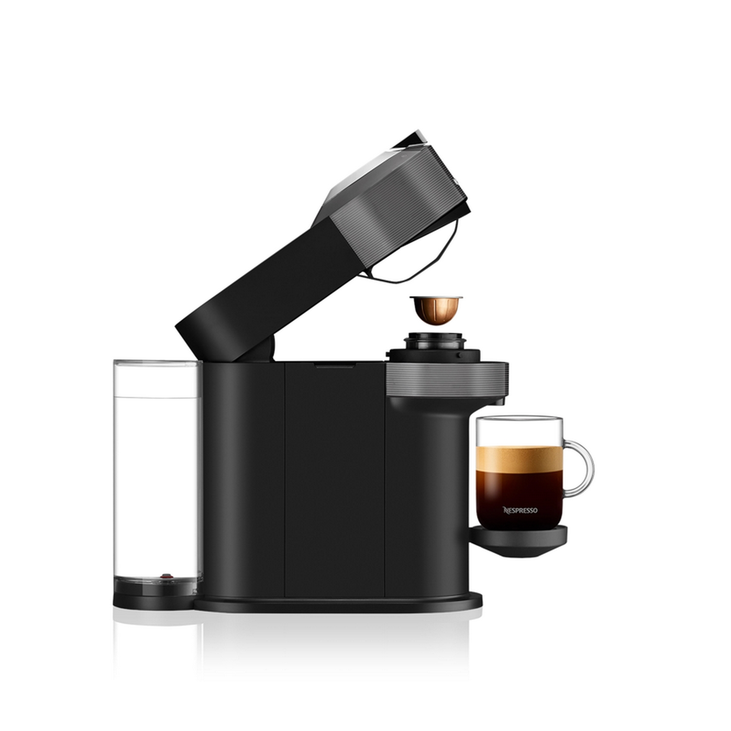 Cafetera Nespresso negra con un vaso de café. La máquina está abierta con una cápsula de café colocada.