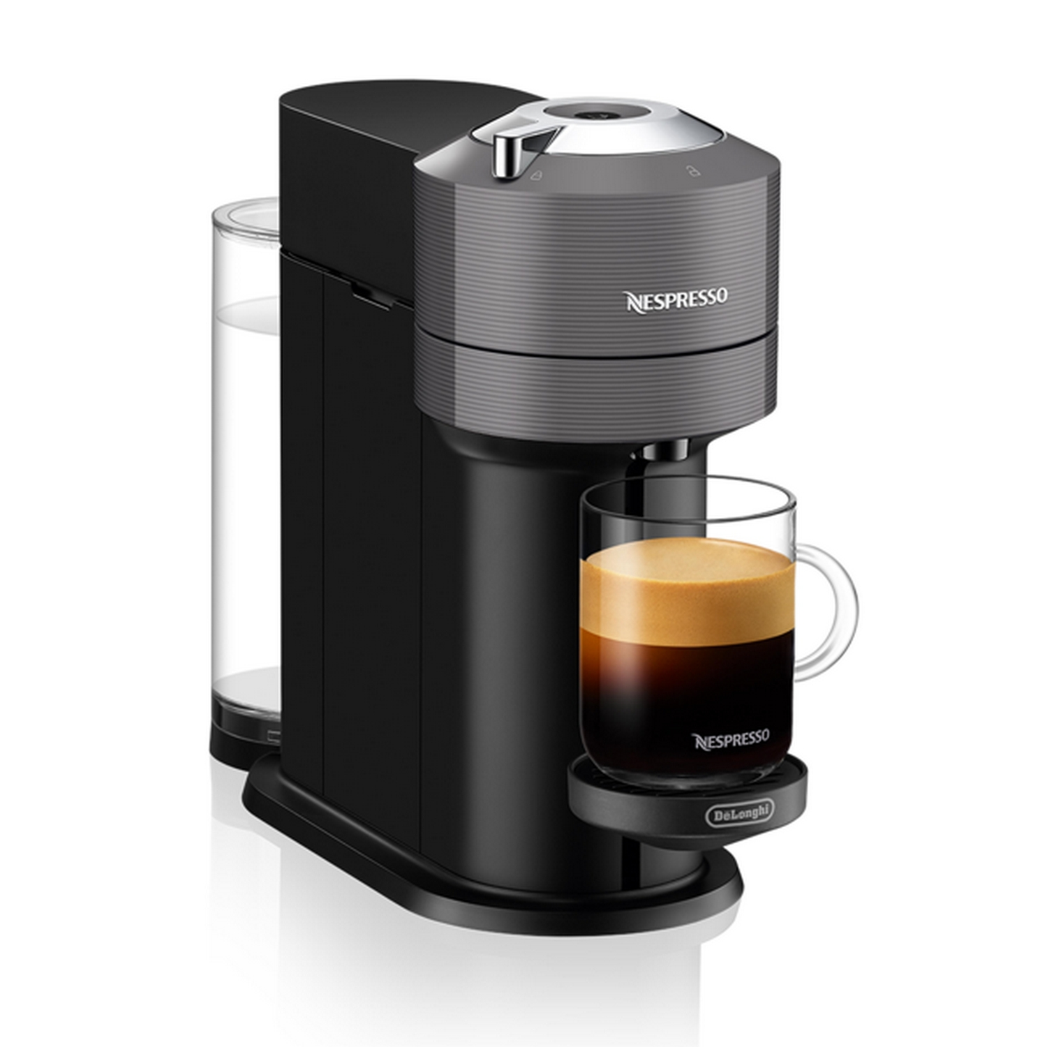 Cafetera Nespresso, negra y gris. Taza de vidrio con café. Tanque de agua a la izquierda.