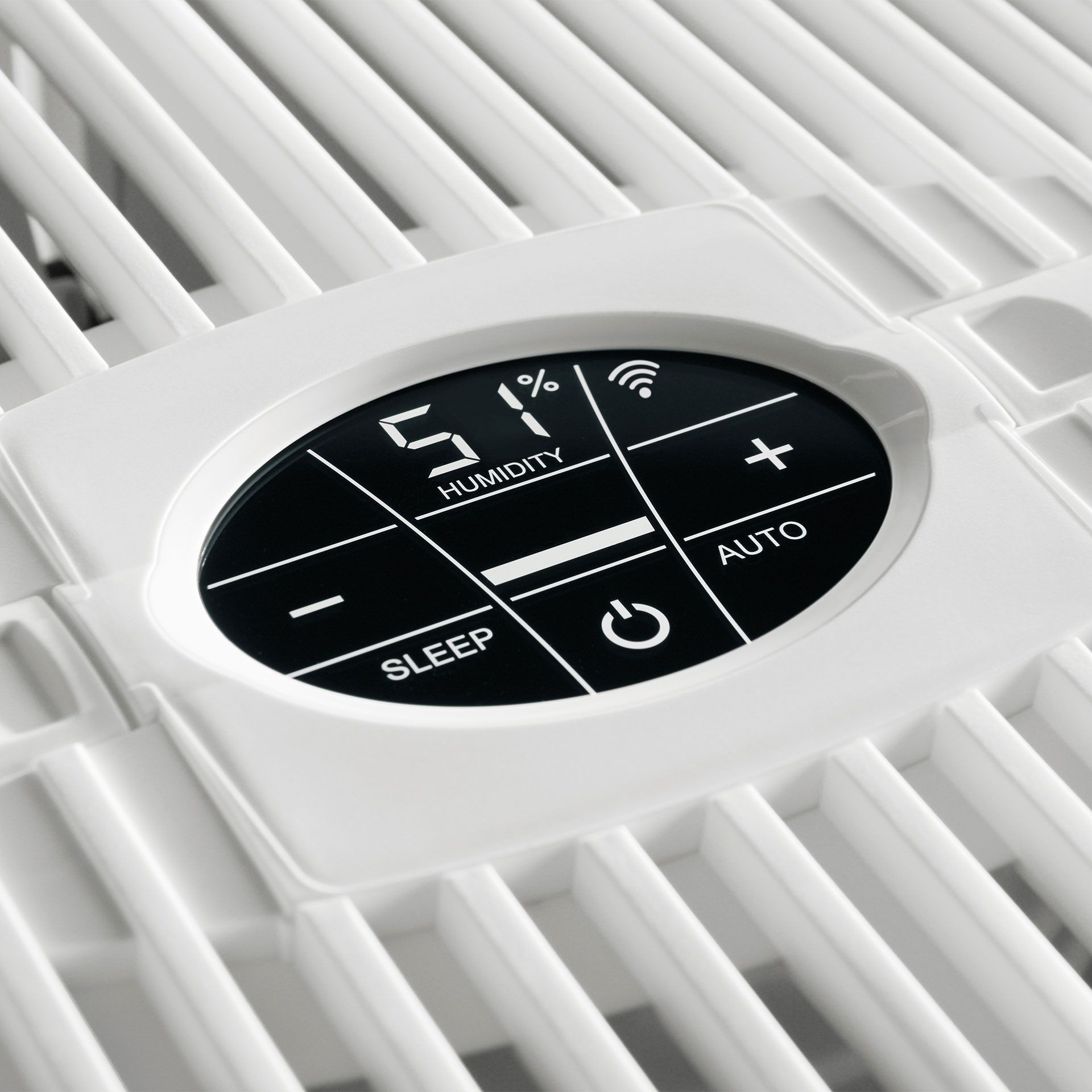 Panneau de commande d'un appareil blanc avec réglages humidité, wifi, alimentation et automatique.