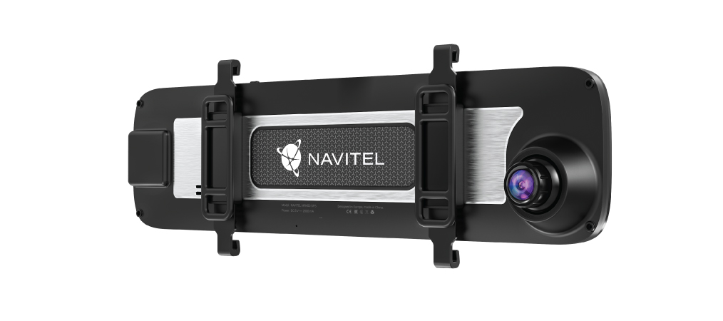 Fekete Navitel dashcam ezüst részletekkel, tartókkal rögzítve. Fehér háttér.
