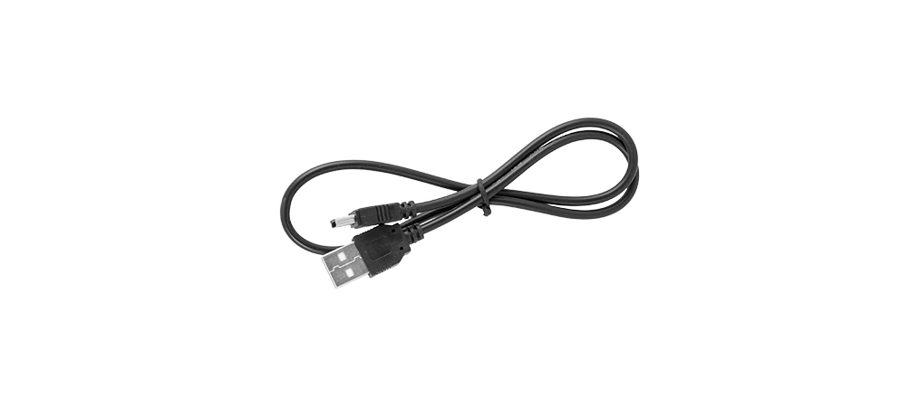 Egy fekete USB kábel USB-A-val és egy kisebb csatlakozóval fehér háttéren.