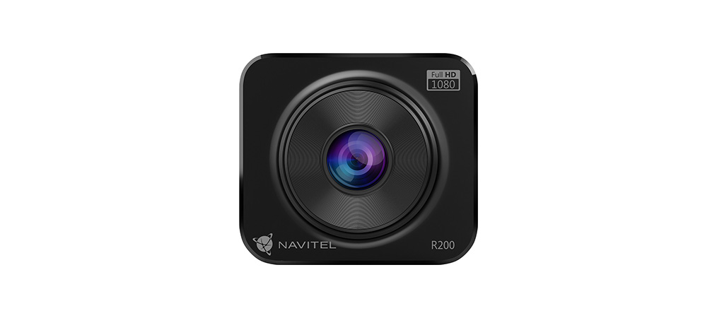 Egy fekete Navitel műszerfali kamera, lencsével és a "FULL HD 1080" felirattal, fehér háttér előtt.