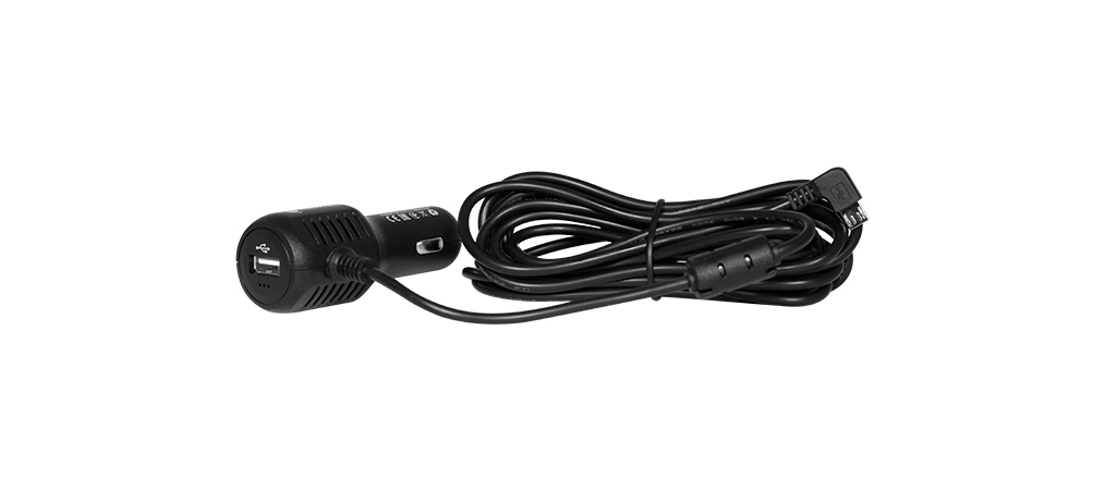 Fekete autós töltő USB porttal és feltekert fekete kábellel fehér háttéren.