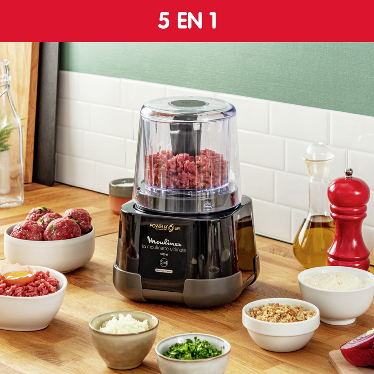 Un procesador de alimentos Moulinex 5 en 1 con ingredientes sobre una mesa.
