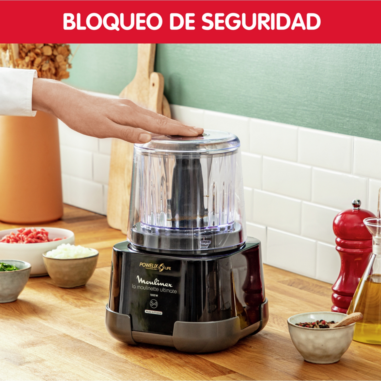 Mano de persona cerca del procesador de alimentos. Cuencos con verduras picadas, hierbas y especias.