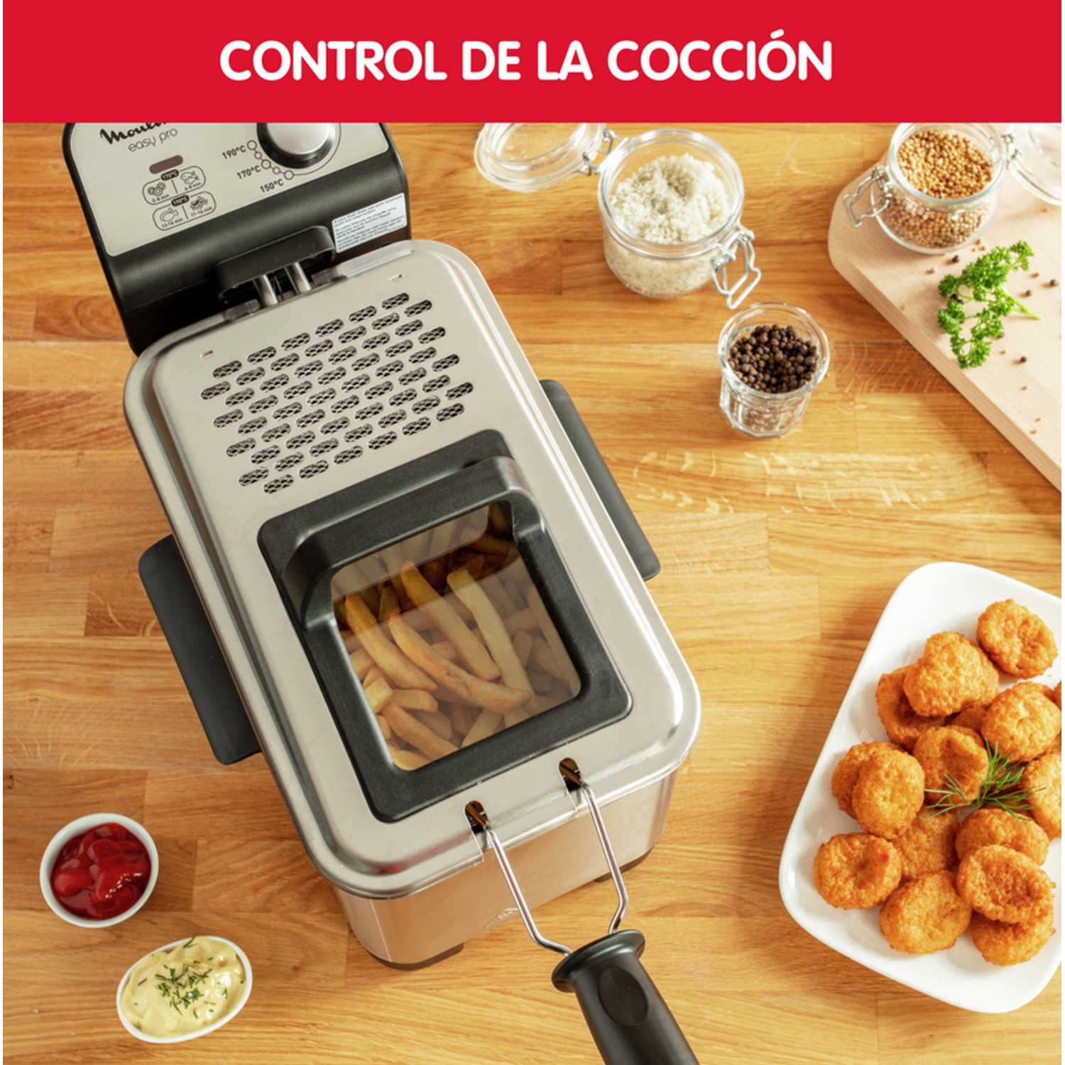 Freidora con papas fritas dentro, y nuggets en un plato blanco. Otros ingredientes.