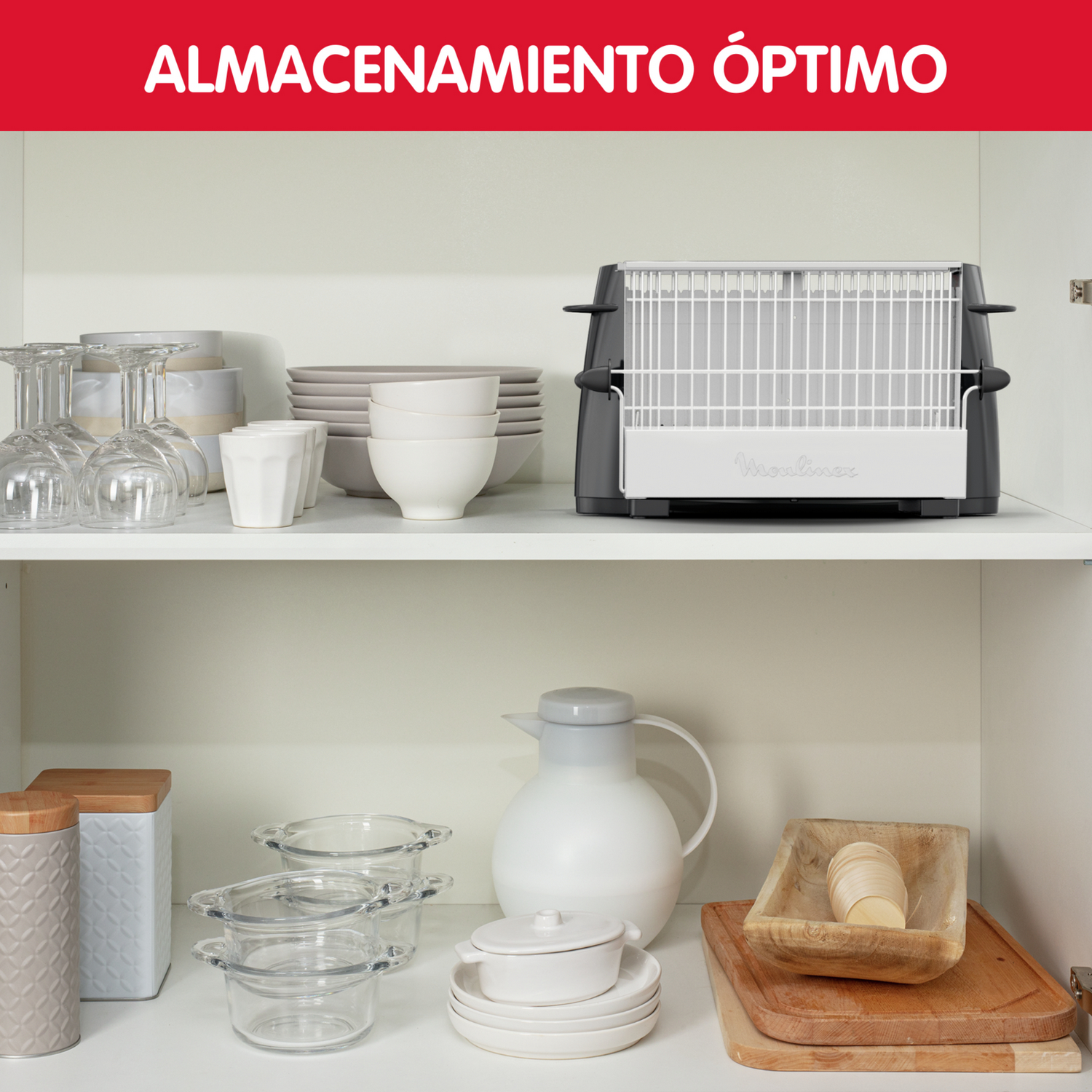 Un estante blanco en un armario con tostadora, platos, vasos y recipientes de alimentos. Texto: ALMACENAMIENTO ÓPTIMO.