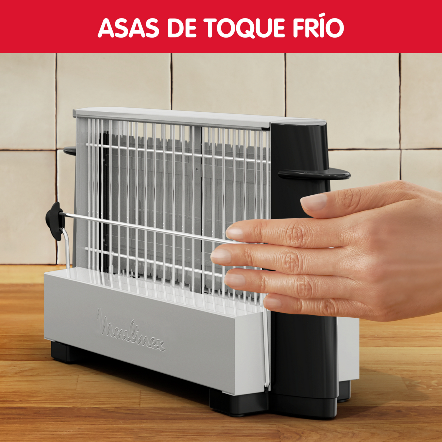 Una mano tocando una tostadora blanca y negra con el texto 'ASAS DE TOQUE FRIO' encima.