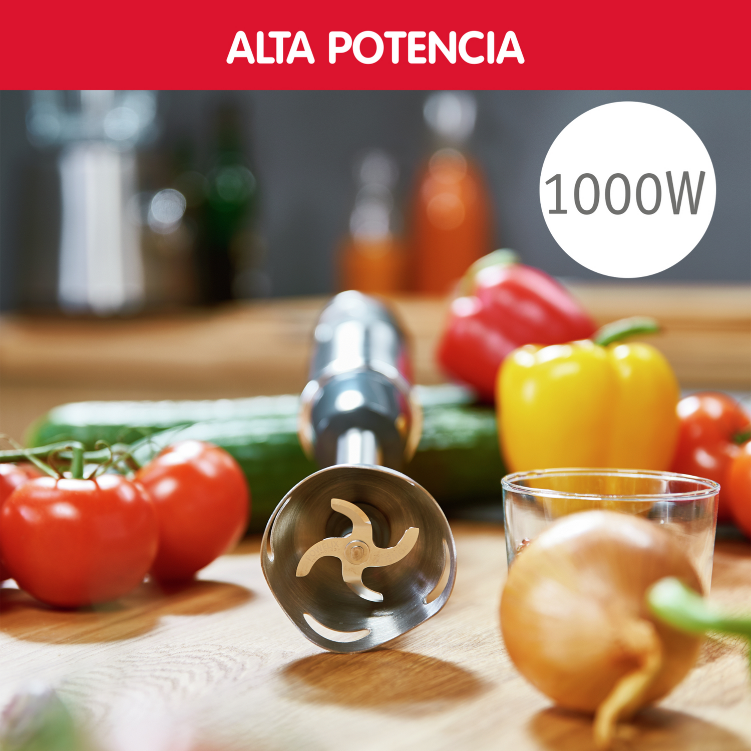 Una batidora de inmersión con una cuchilla, tomates, pimientos y el texto 'ALTA POTENCIA'.