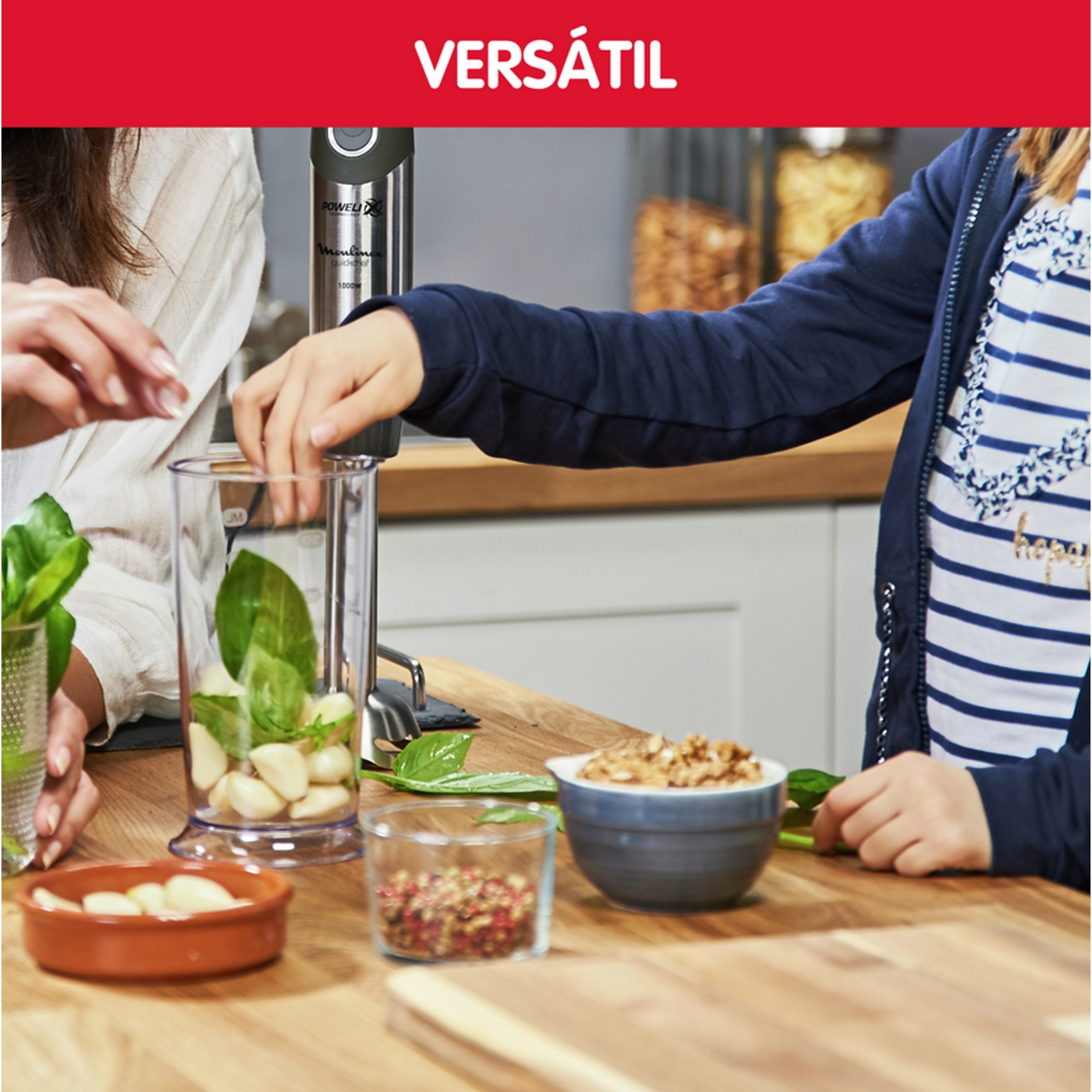 Una escena de cocina con una batidora en uso. Se mezclan ingredientes como albahaca y ajo.