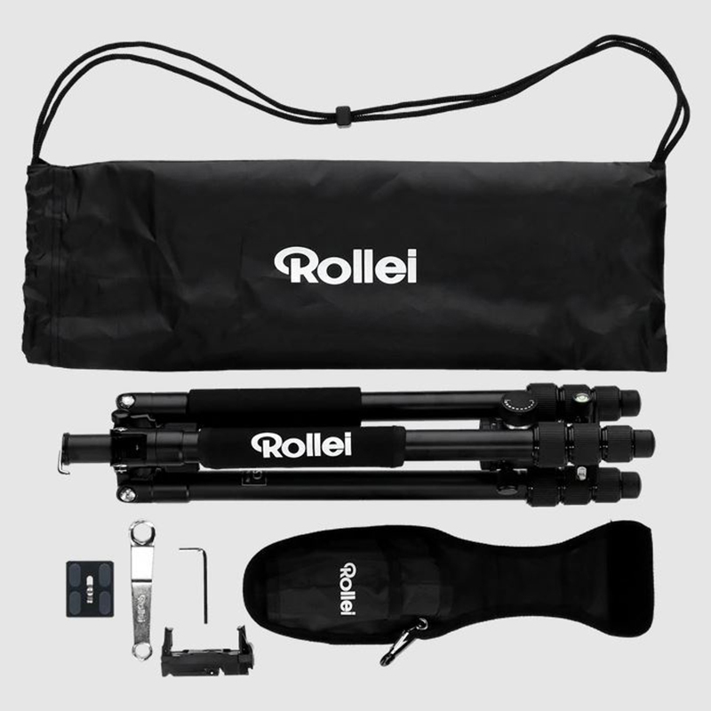 Rollei állványkészlet. Tartalmaz állványt, hordtáskát és egyéb kiegészítőket, egy felületre helyezve.