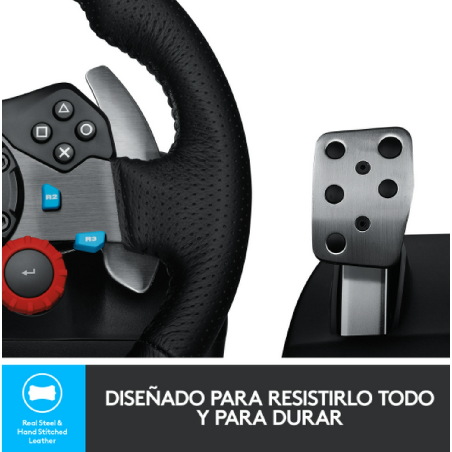 Un volante y un juego de pedales. El volante tiene botones y cuero. Los pedales son plateados.