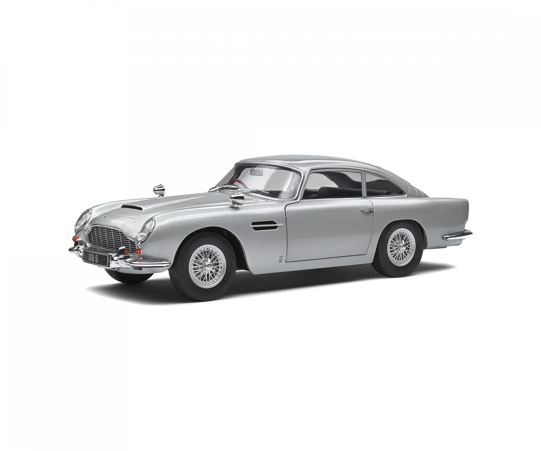 Ein silbernes Aston Martin DB5 Automodell ist auf weißem Hintergrund isoliert. Es hat detaillierte Räder und das Nummernschild lautet DB5.