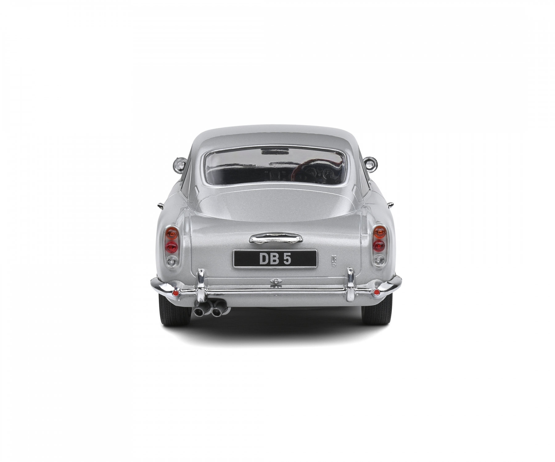 Silbernes DB5-Automodell von hinten. Hat das Nummernschild DB5. Auspuffrohre, rote Lichter und schwarze Reifen sind sichtbar.