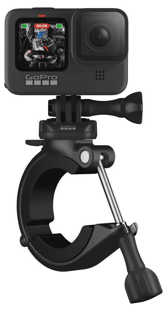 GoPro kamera egy fekete bilincshez rögzítve. A bilincs egy fém rúdhoz van rögzítve. Fekete háttér.