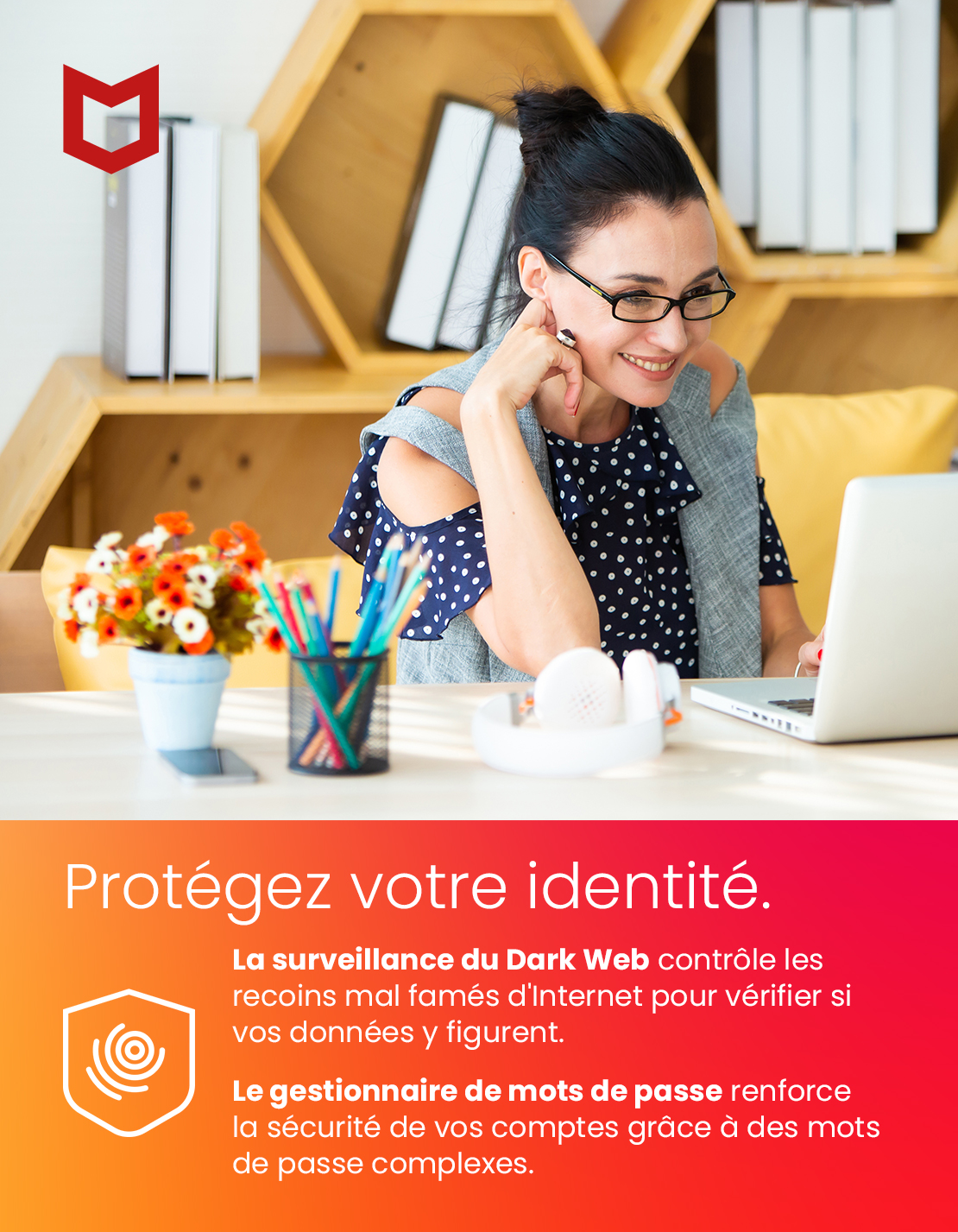 Een vrouw gebruikt een laptop met tekst over identiteitsbescherming en beveiliging in een huiselijke setting.