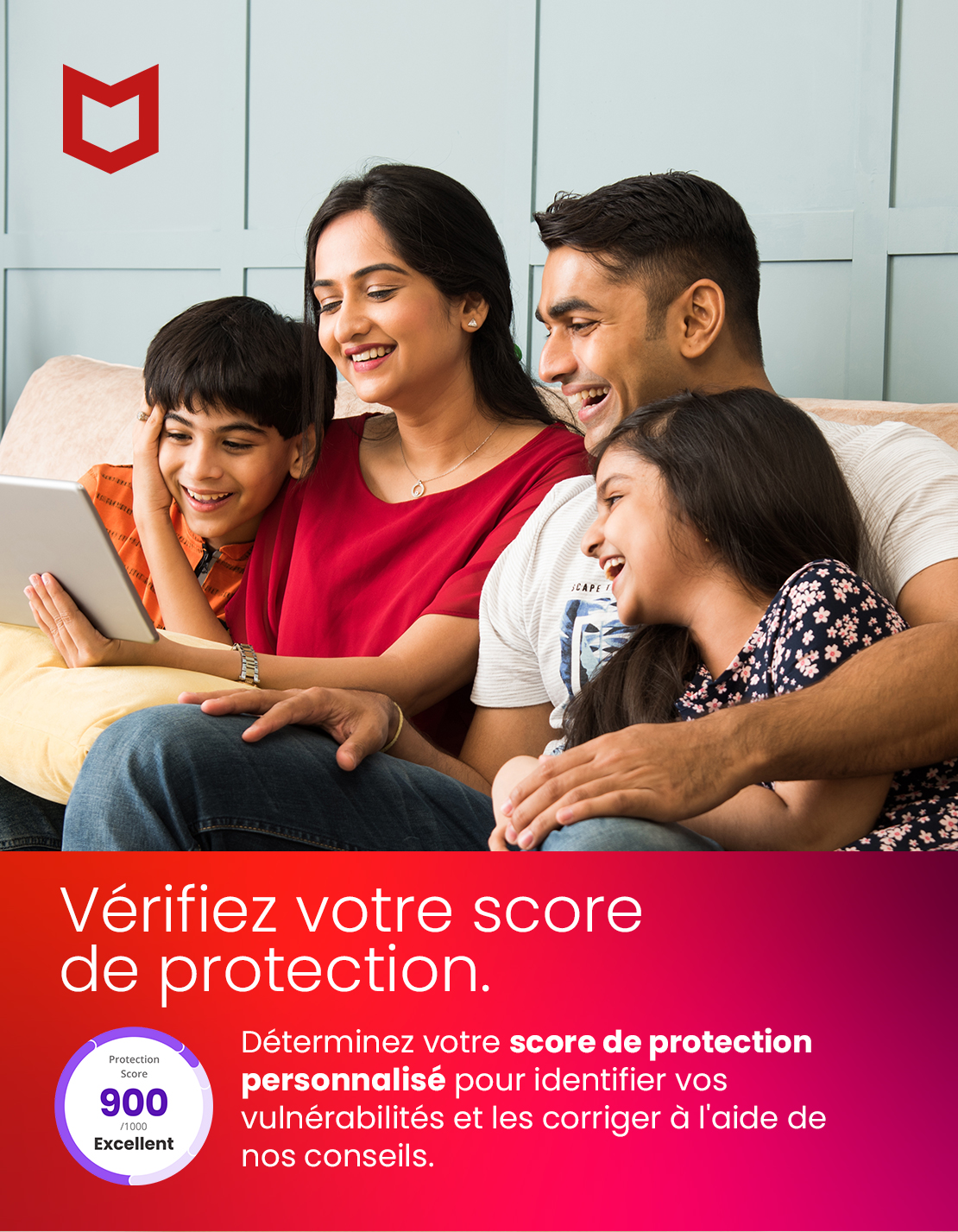 Familie kijkt naar tablet. Tekst: 'Controleer uw beschermingsscore'.