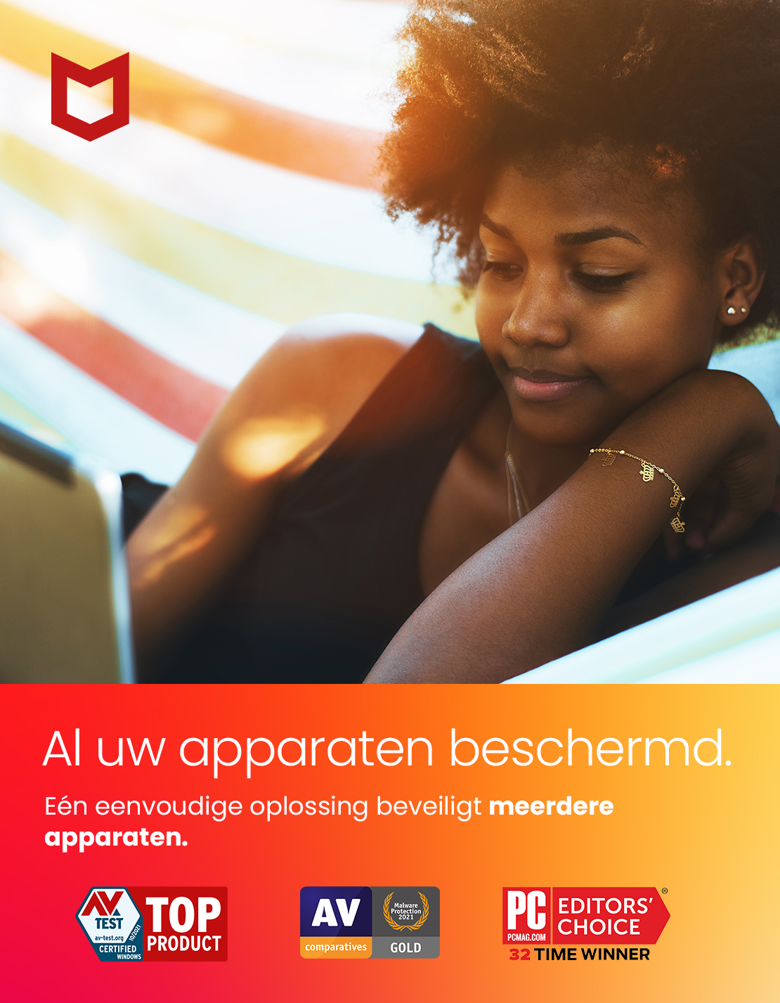 Vrouw gebruikt laptop in een hangmat, met een logo en tekst die apparaatbescherming promoot.
