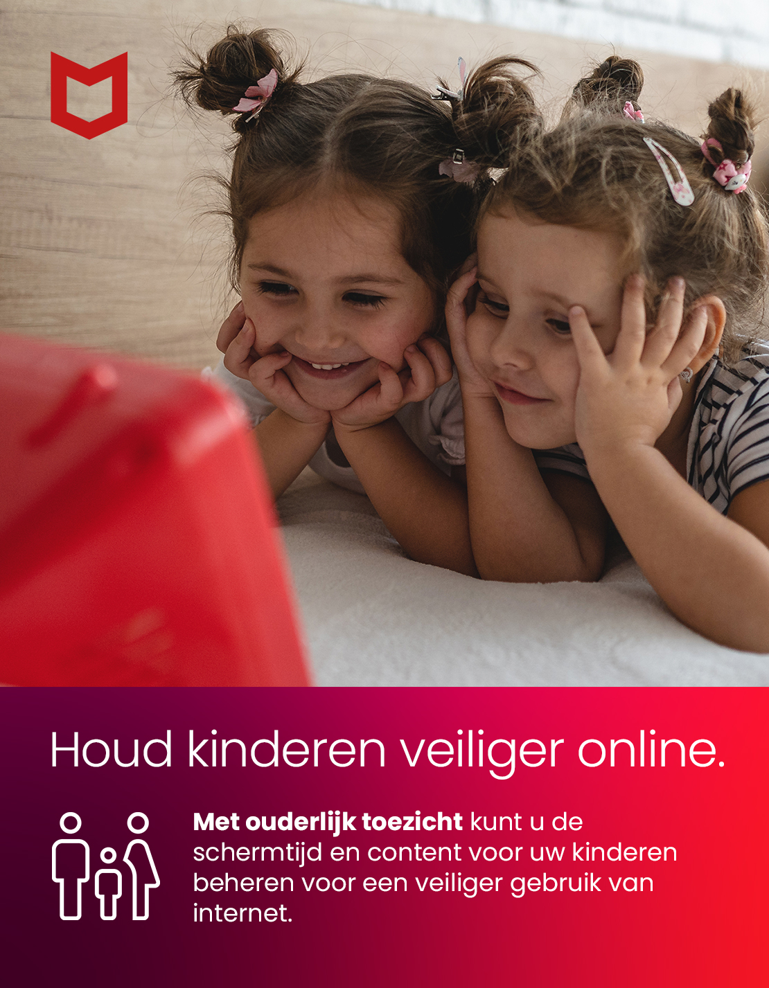 Twee meisjes kijken naar een rood scherm en glimlachen, terwijl ze op een wit oppervlak liggen.