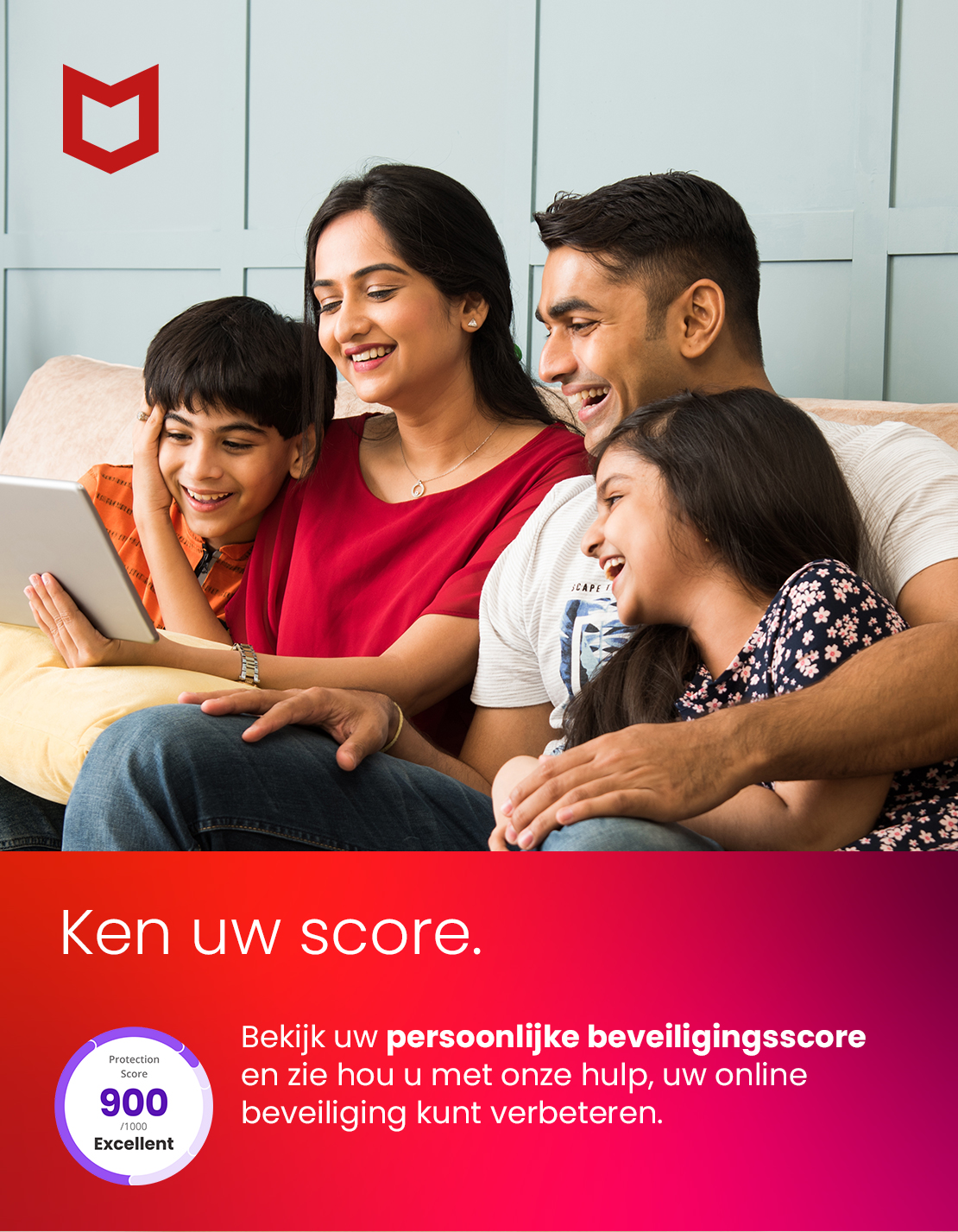 Een gezin van vier personen, lachend, kijkend naar een tablet met een rood schildpictogram in de hoek.