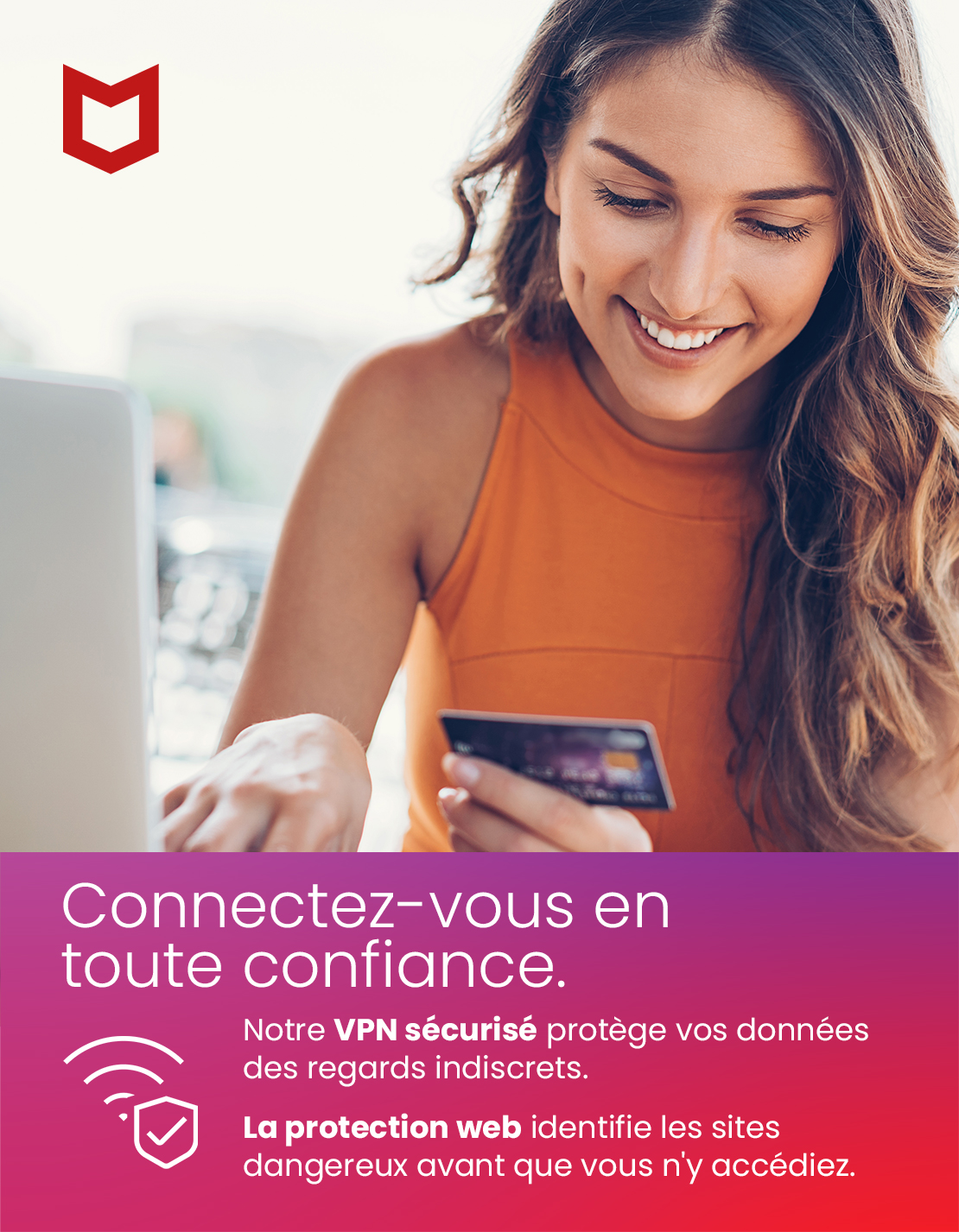 Vrouw gebruikt creditcard op een laptop, tekst over VPN-beveiliging.