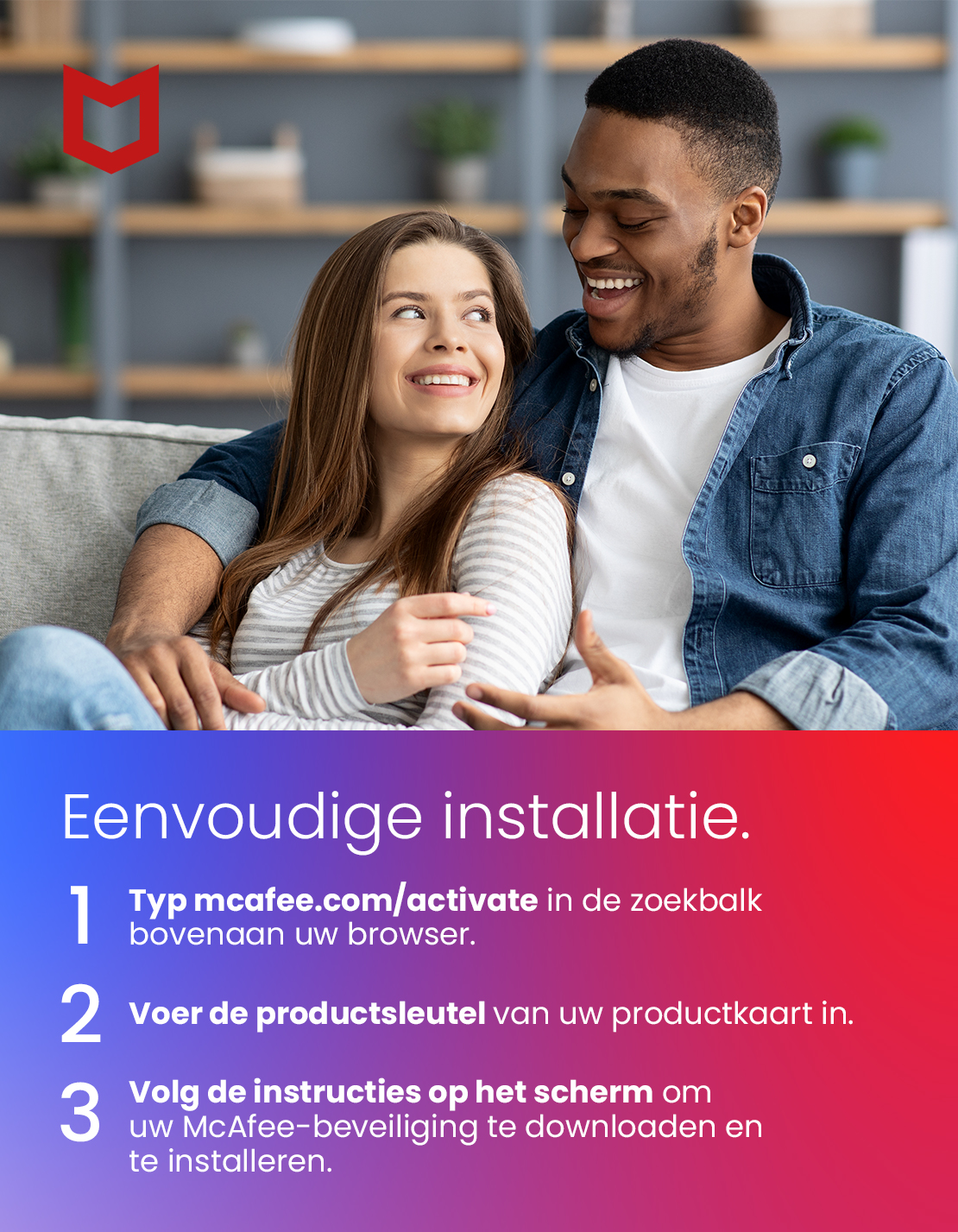 Koppel zit lachend op een bank. McAfee-logo en instructies zijn zichtbaar.