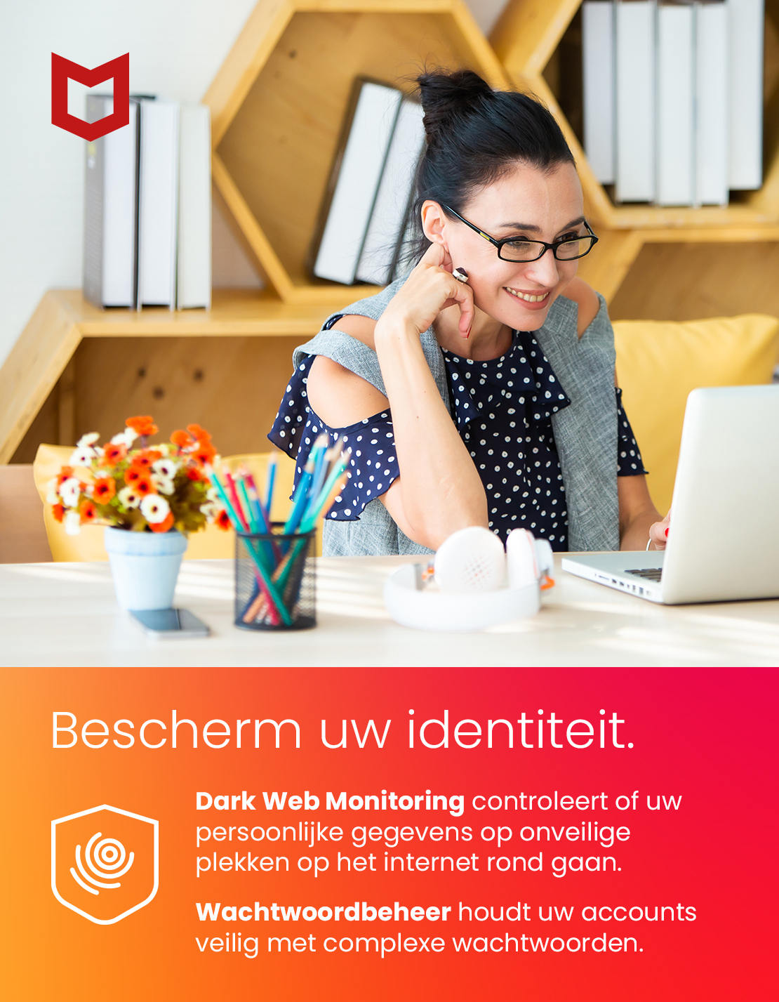 Vrouw gebruikt een laptop, met tekst over identiteitsbescherming. Achtergrond is een kamer.
