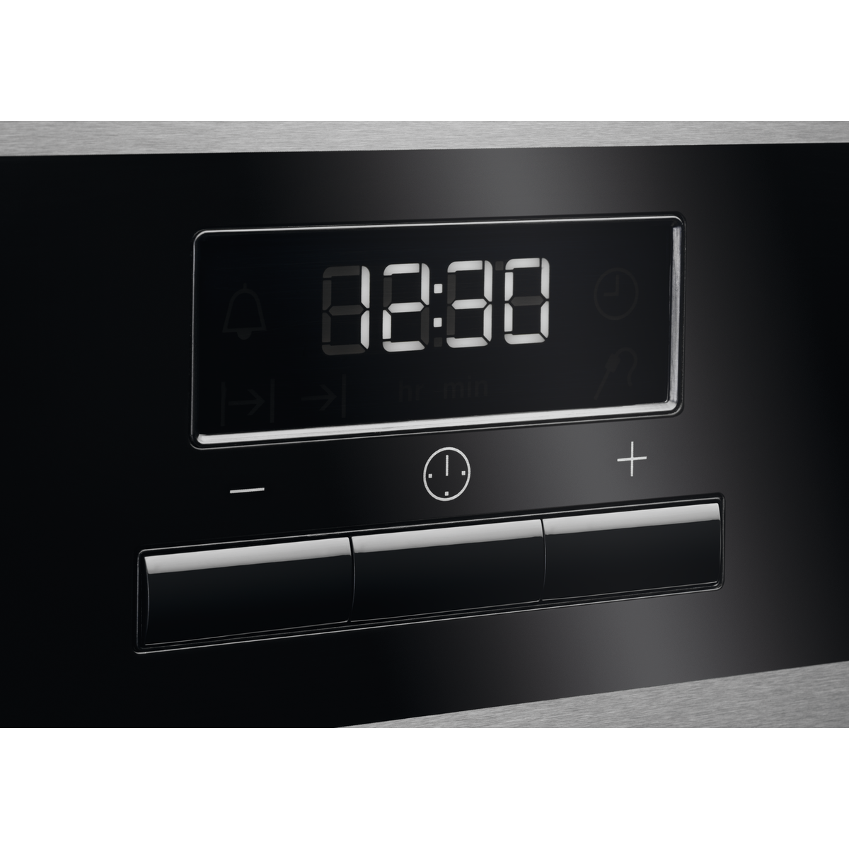 Close-up van een zwart ovenbedieningspaneel met digitaal display en knoppen.