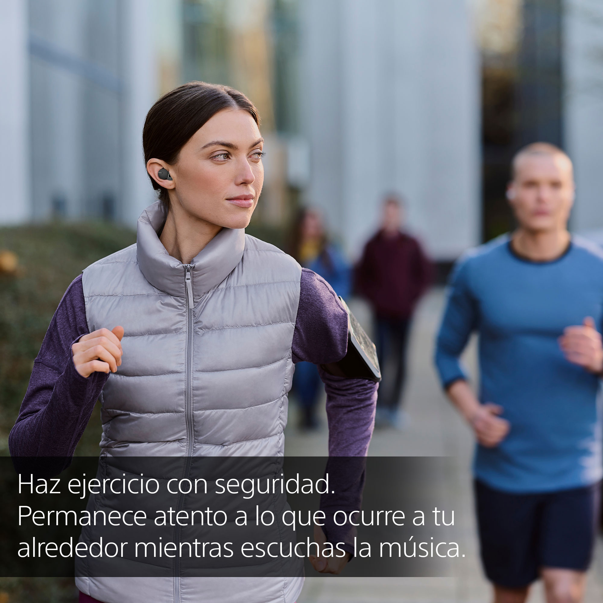 Mujer corriendo con auriculares, otros corredores al fondo, texto sobre seguridad.