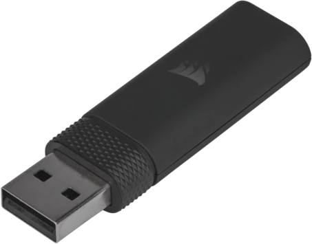 Ein schwarzes USB-Gerät mit dem Corsair-Logo.