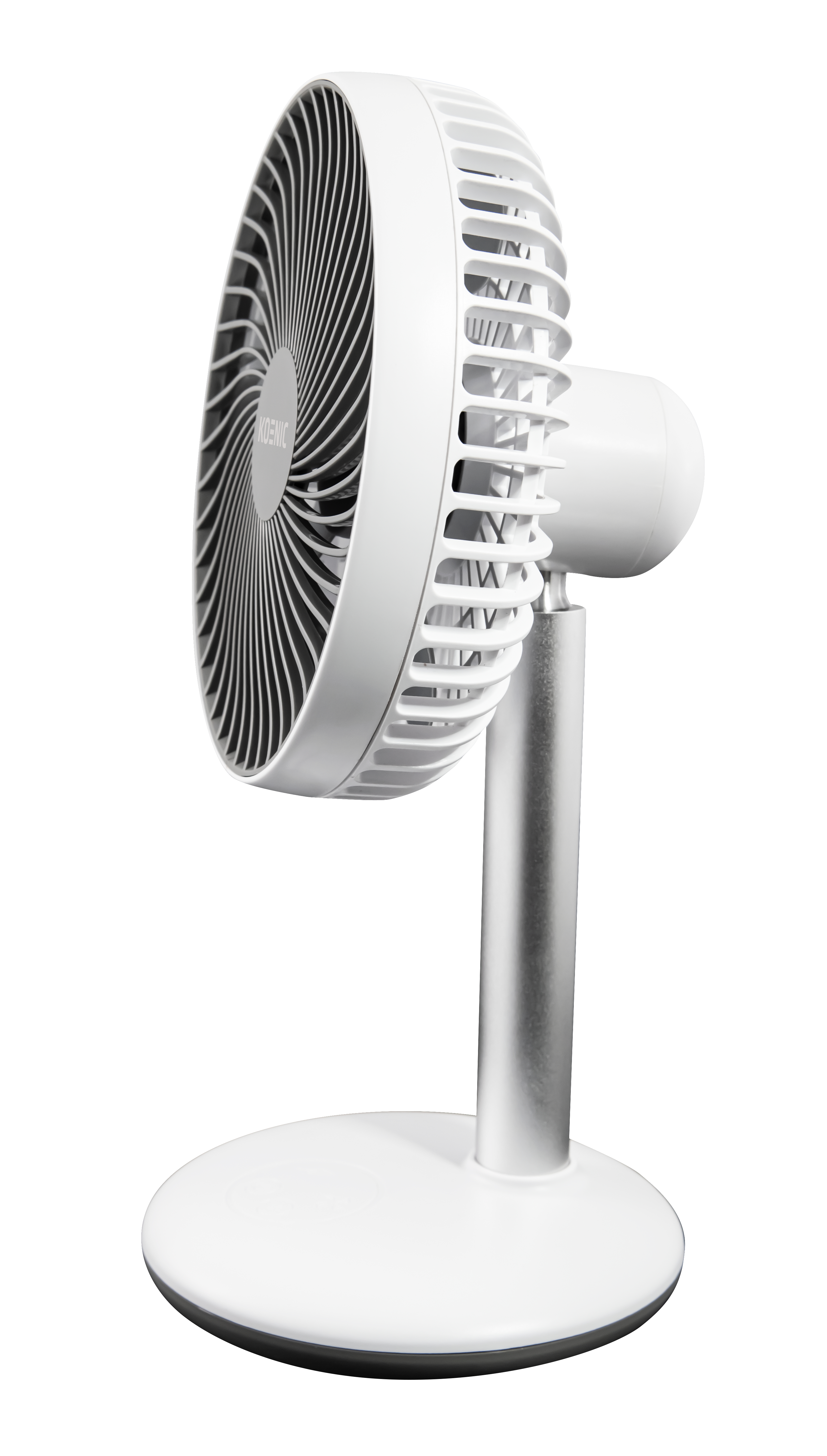 Ein weißer Ventilator mit silbernem Ständer, von der Seite gesehen, isoliert auf weißem Hintergrund.