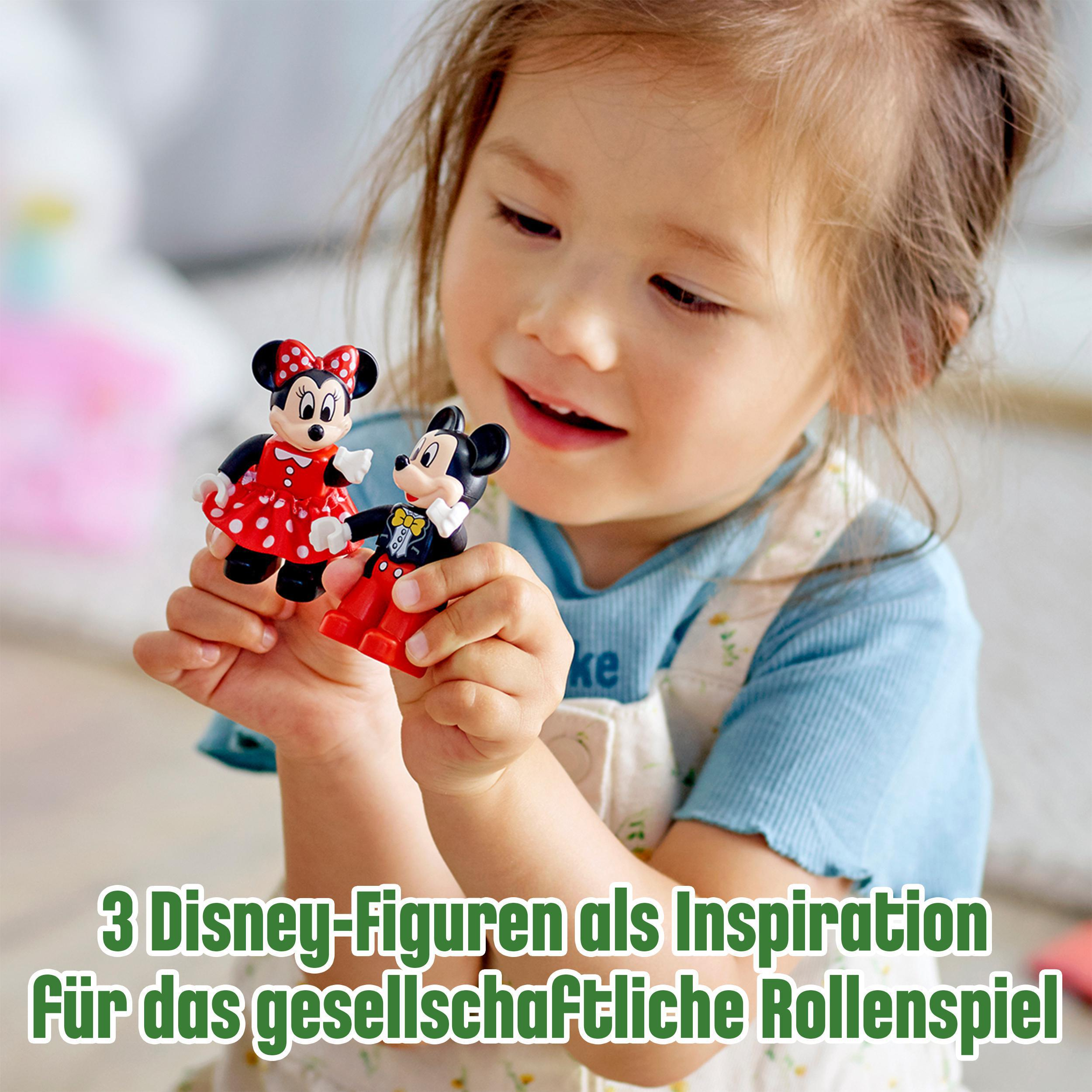 Ein Kind, das zwei Disney-Figuren von Minnie und Micky Maus hält, mit Text.