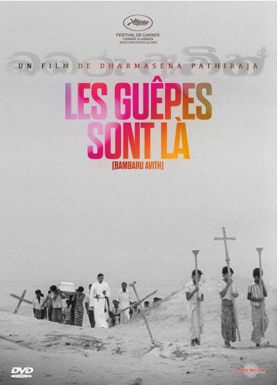 Affiche de film : image en noir et blanc de personnes avec des croix. Titre : Les Guêpes Sont Là.