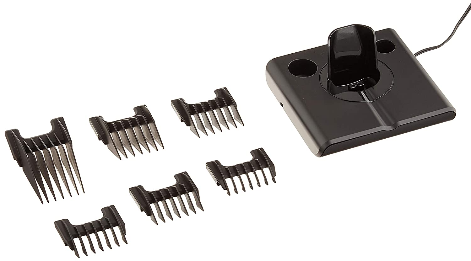 Schwarze Haarschneidemaschine mit mehreren Aufsatzkämmen. Eine Ladestation befindet sich auf der rechten Seite.