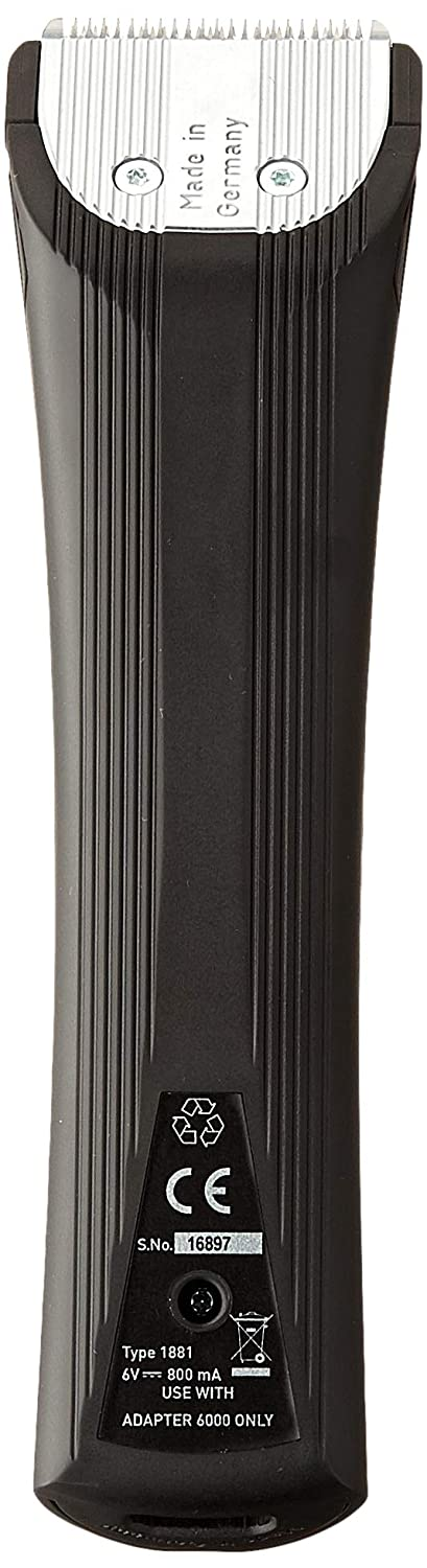 Schwarzer Haarschneider, der die Klinge zeigt und ein Etikett mit der Aufschrift 'Made in Germany'.