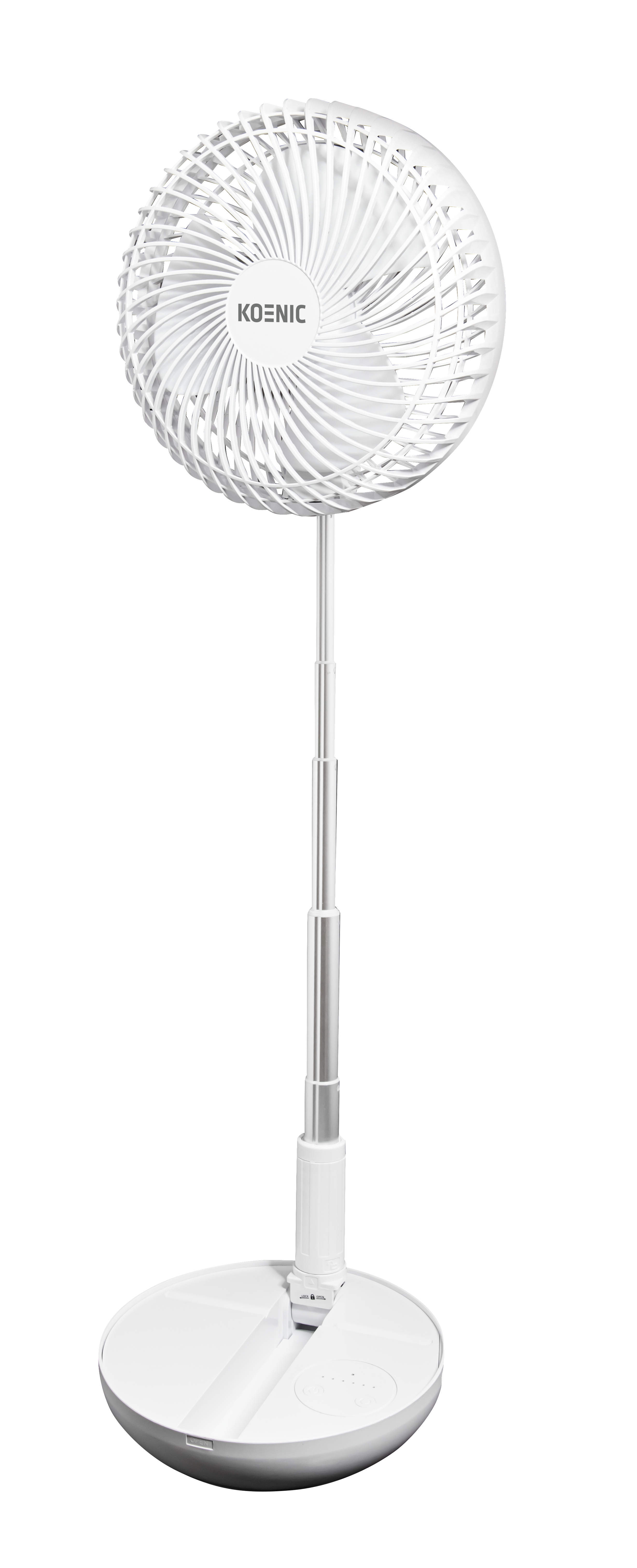 Weißer Koenic-Standventilator auf weißem Hintergrund, vollständig ausgefahren. Verfügt über einen runden Fuß und Kopf.