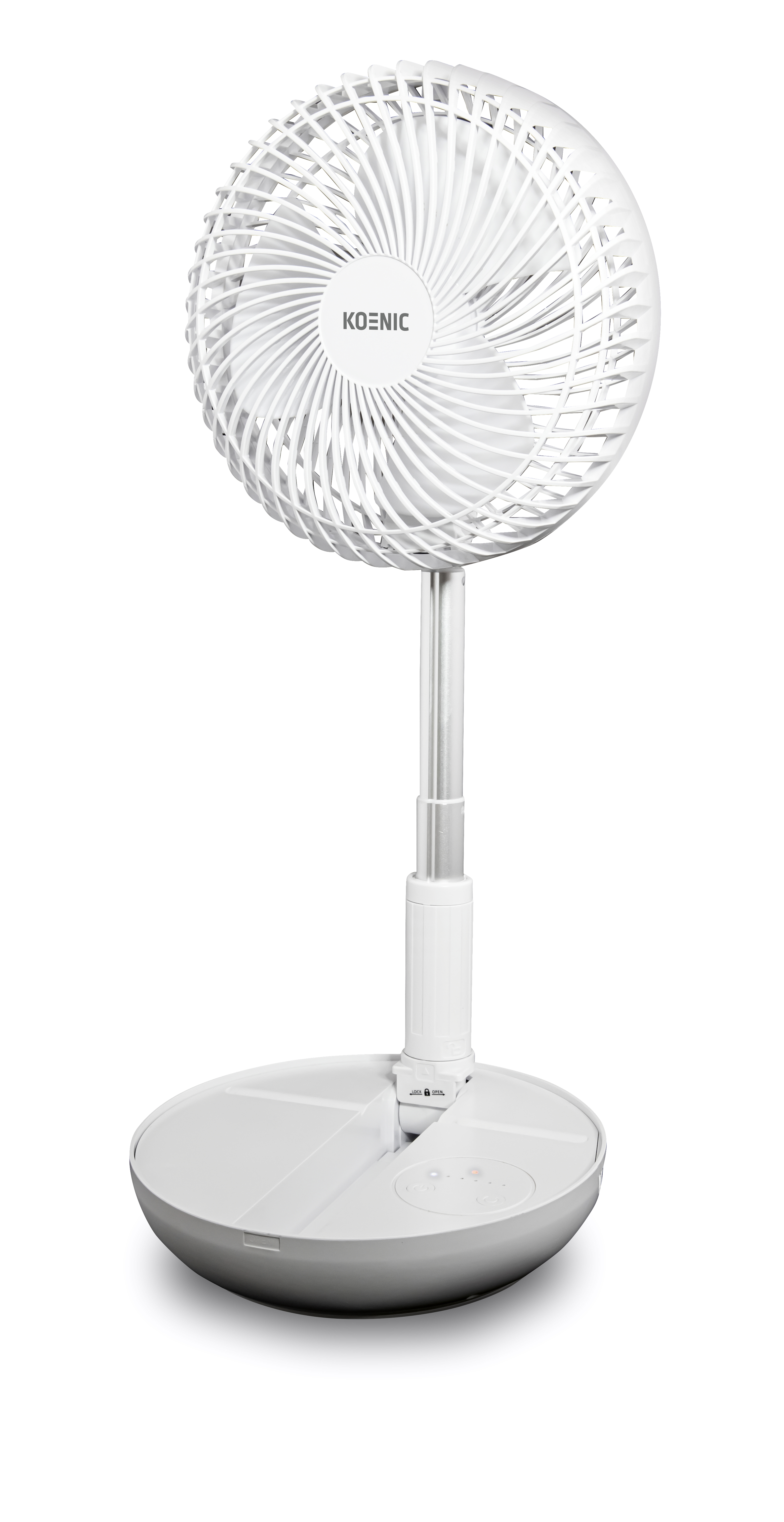 Weißer Koenic-Ventilator auf weißem Ständer, auf weißer Basis, isoliert auf Weiß.