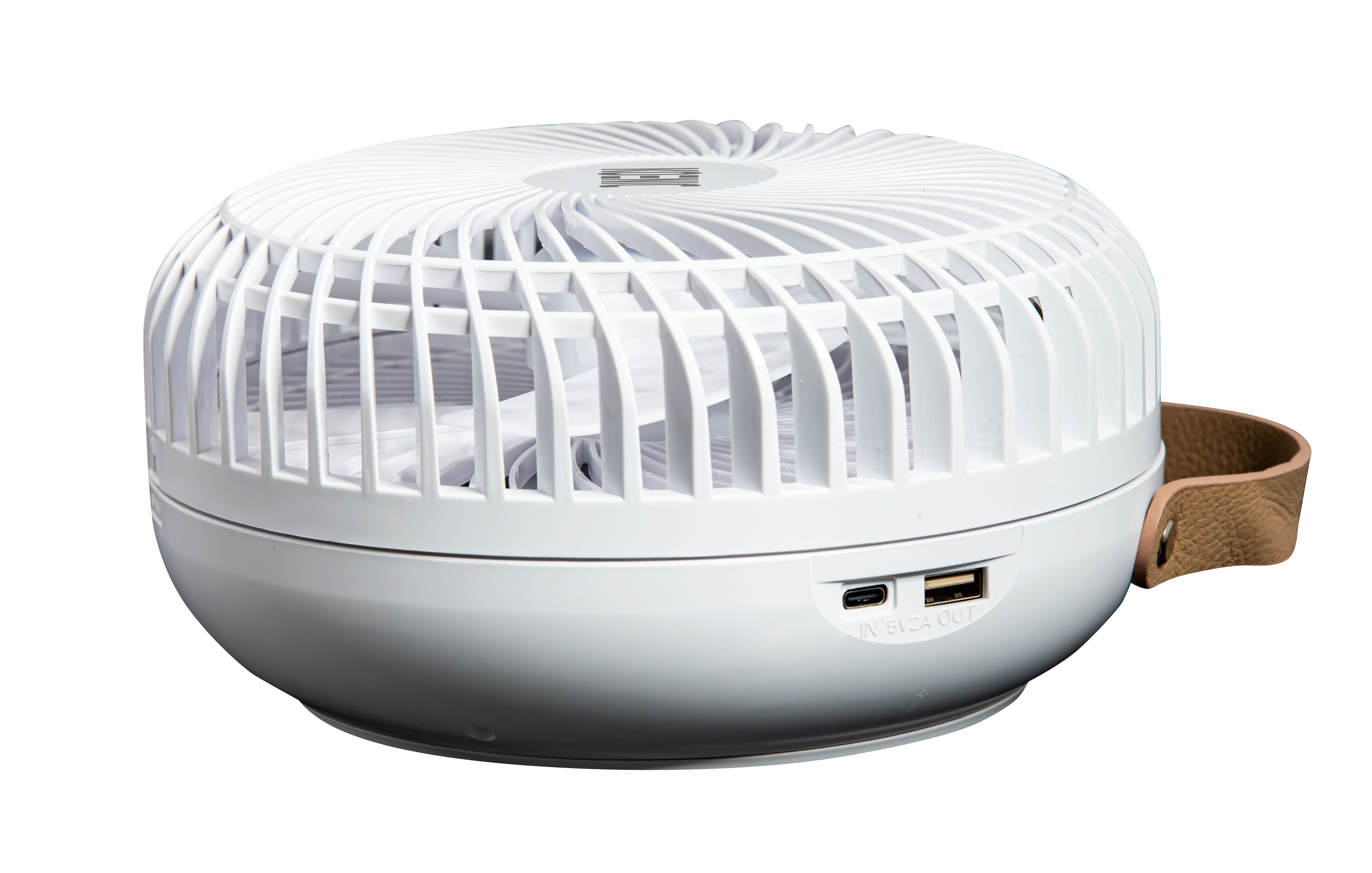 Weißer tragbarer Ventilator mit braunem Griff. Er hat eine runde Form und ein Gitter oben.