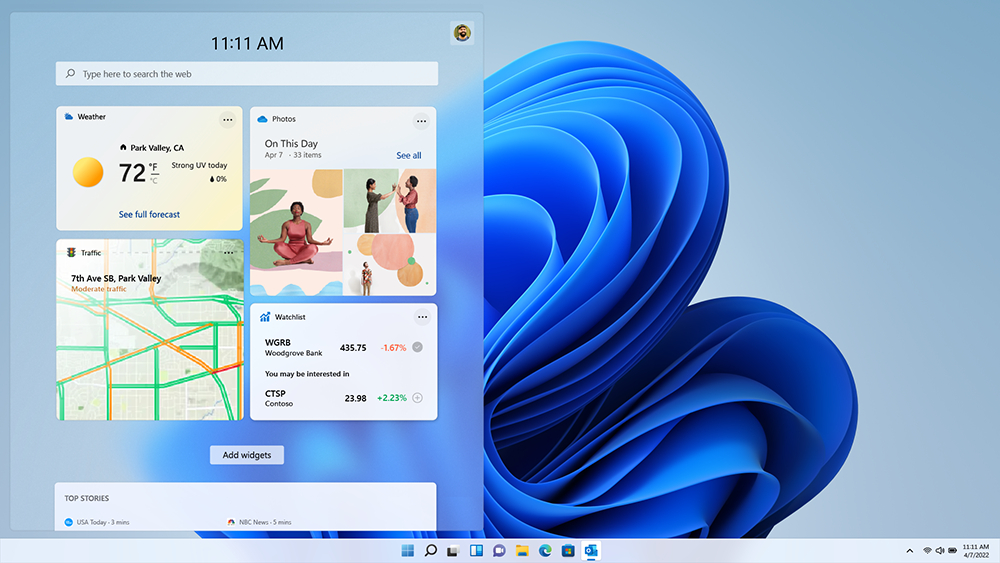 Windows 11-Oberfläche mit Widgets für Wetter, Fotos, Verkehr und Watchlist.