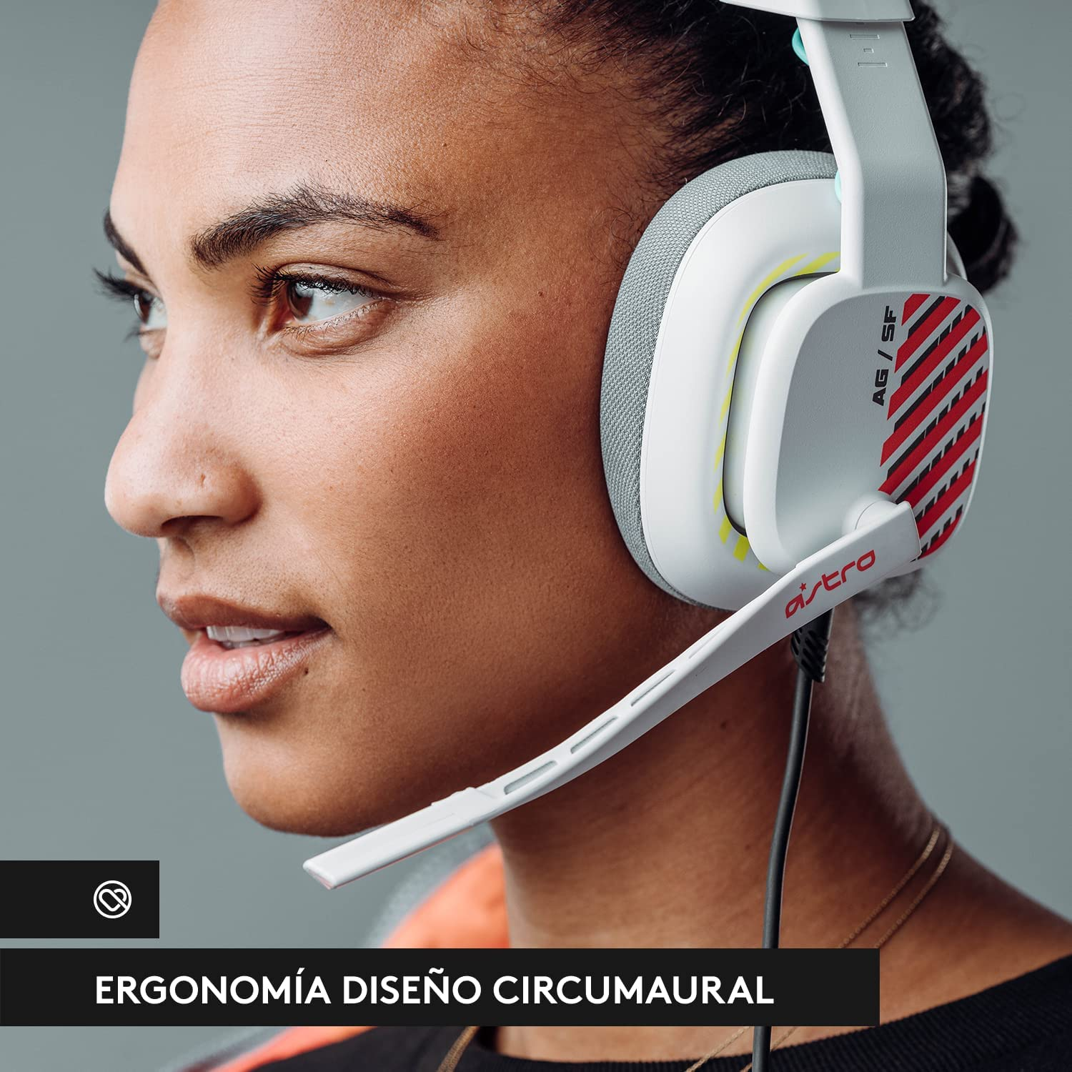 Mujer con auriculares para juegos blancos y rojos.