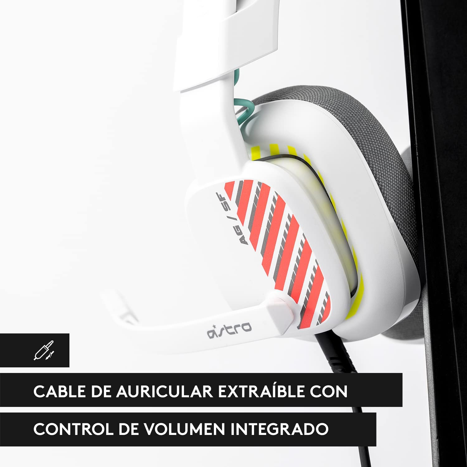 Auriculares para juegos blancos con rayas rojas, colgados en una superficie blanca.