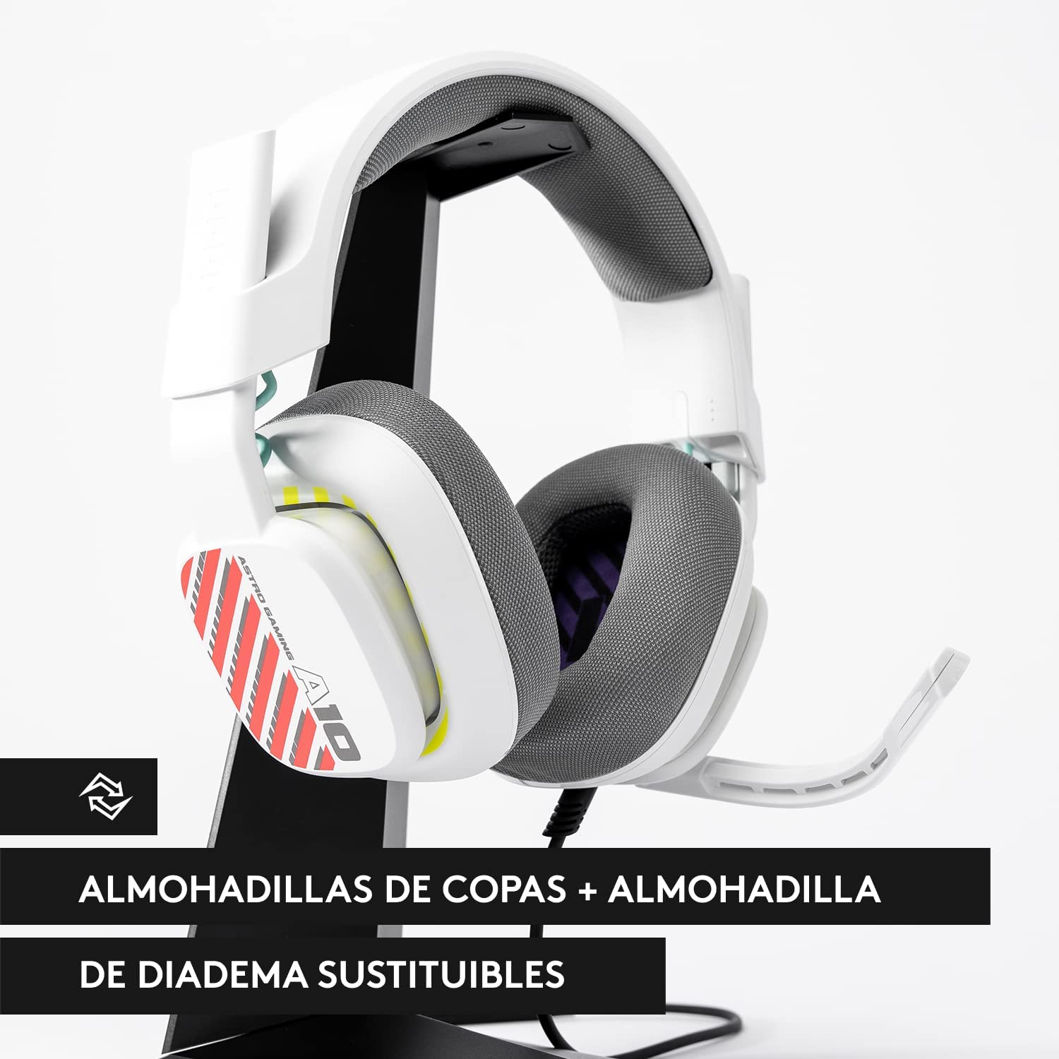 Auriculares Astro Gaming A10 blancos sobre un soporte con almohadillas reemplazables.
