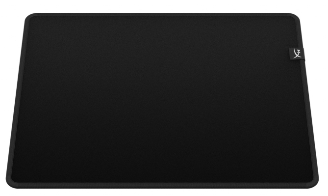 Un tapis de souris noir avec un logo dans le coin supérieur droit.