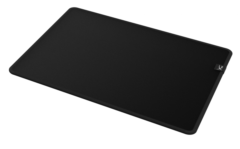Un tapis de souris rectangulaire noir avec un logo blanc dans le coin.