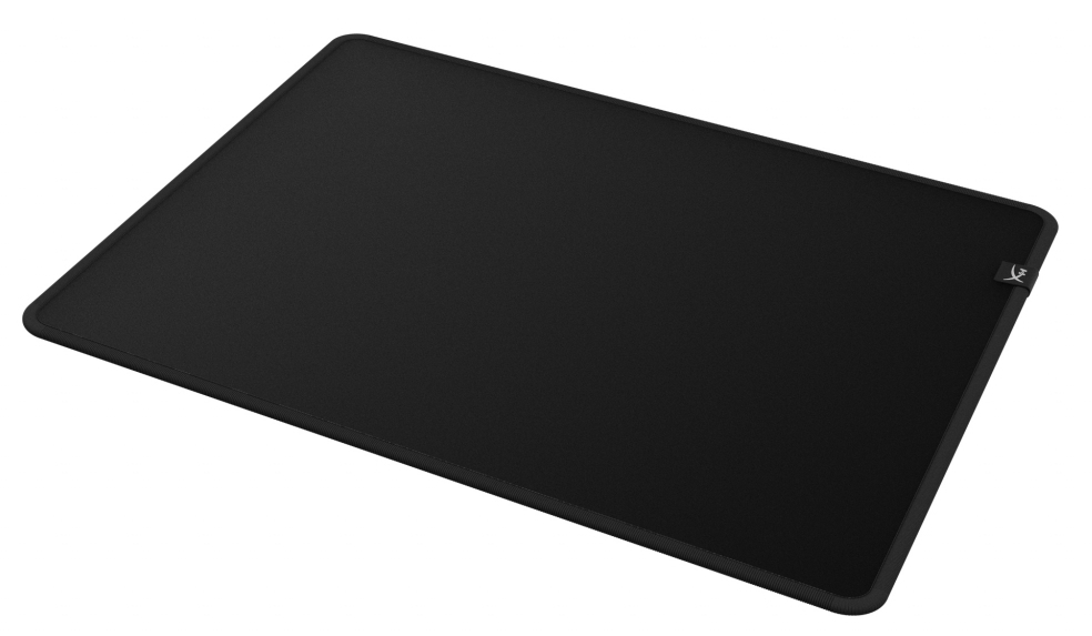 Tapis de souris HyperX noir sur fond blanc. Le tapis est rectangulaire.