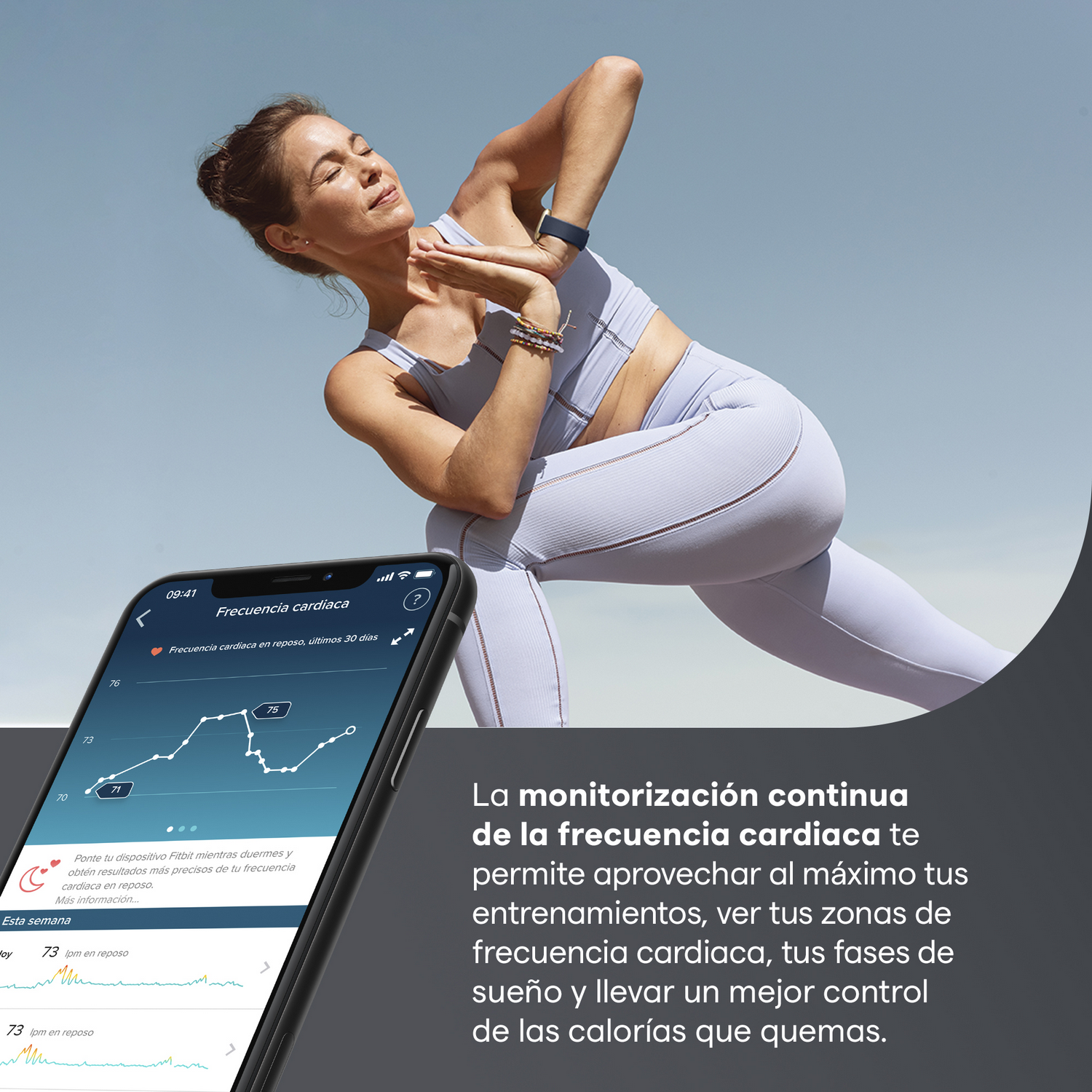Una mujer haciendo yoga con un reloj inteligente que muestra datos de frecuencia cardíaca.