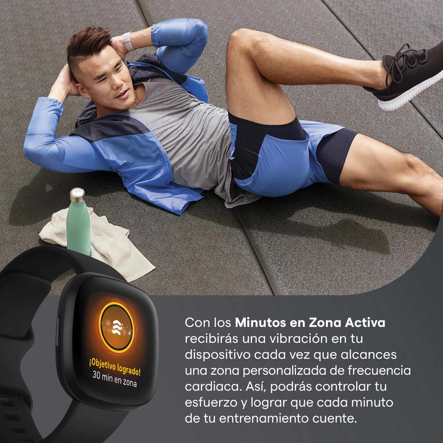 Un hombre haciendo abdominales, con un rastreador de fitness que muestra '30 min en zona'.