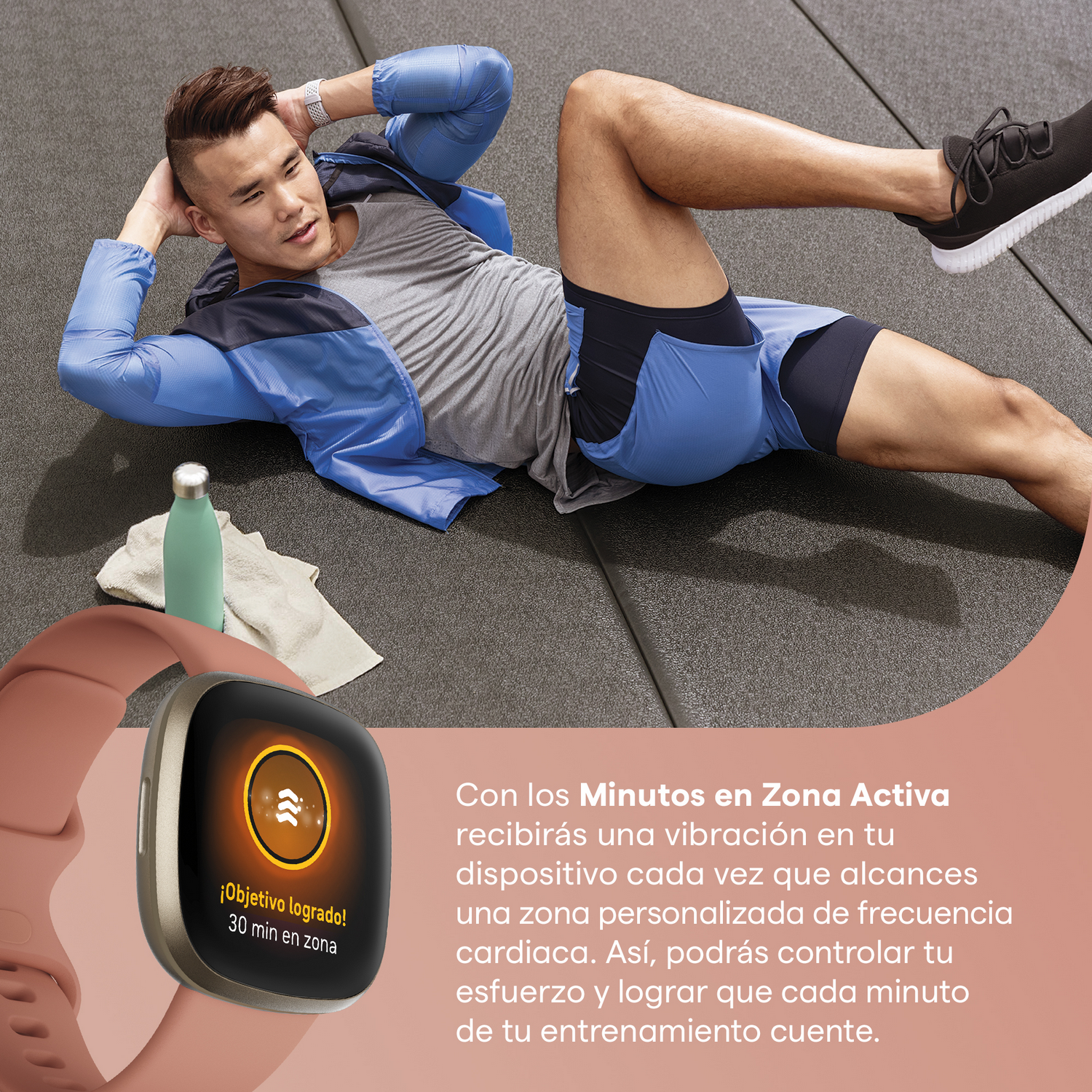 Un hombre haciendo ejercicio con un smartwatch. El reloj muestra 30 min. en zona.