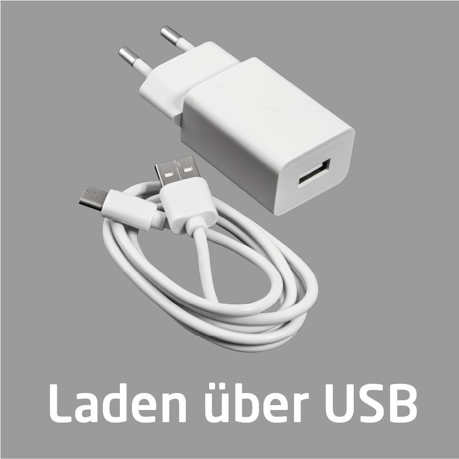 Ein weißes USB-Ladegerät und ein USB-Kabel werden gezeigt. Ladegerät und Kabel auf grauem Hintergrund.