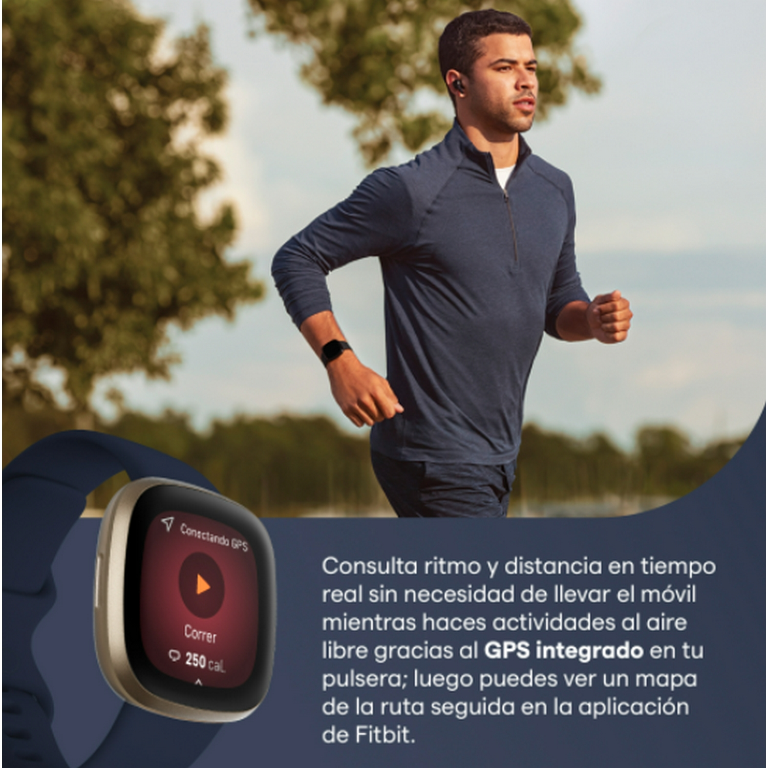 Un hombre corriendo afuera usando un reloj inteligente. El reloj muestra un mapa con datos GPS.